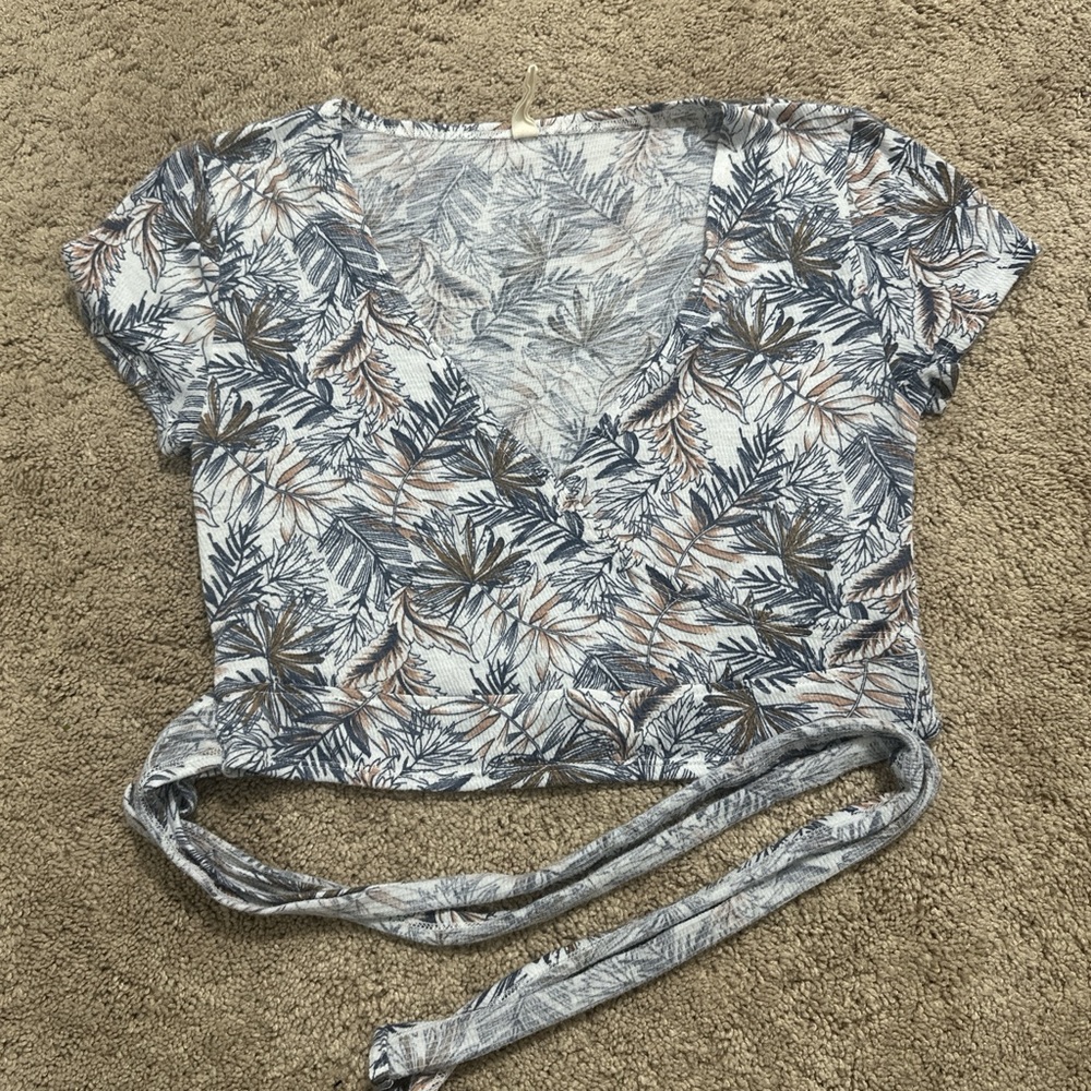 Rewash Leaf Print Wrap Crop Top - medium - pre owned - wrap around top - v neck